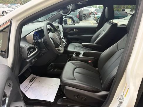 Used 2025 Chrysler Pacifica Select AWD/4WD image 25