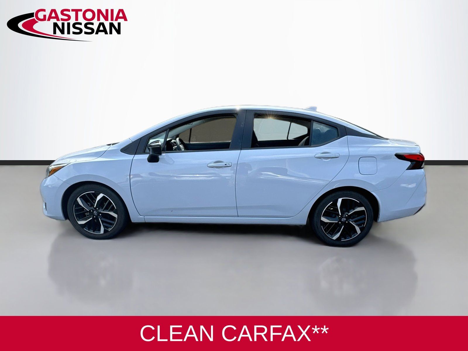 Used 2024 Nissan Versa SR FWD image 5