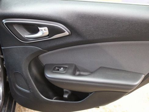 Used 2015 Chrysler 200 Limited w/ Comfort Group image 12