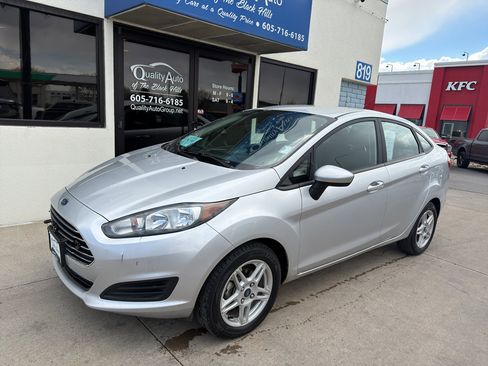 Used 2018 Ford Fiesta SE FWD image 2