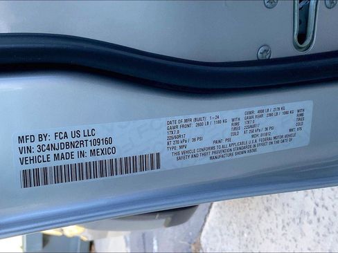 Certified 2024 Jeep Compass Latitude image 32