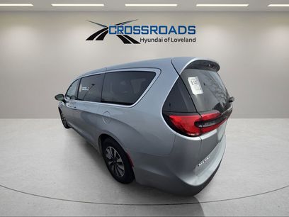 Used 2024 Chrysler Pacifica Select