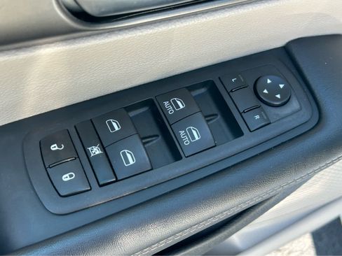Used 2023 Chrysler Pacifica Touring-L FWD image 24
