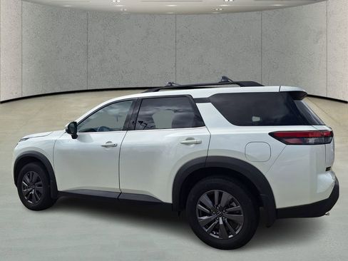 Used 2024 Nissan Pathfinder SV image 7