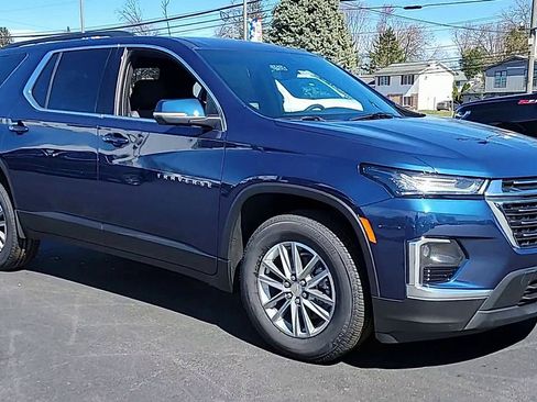 Used 2023 Chevrolet Traverse LT FWD image 2
