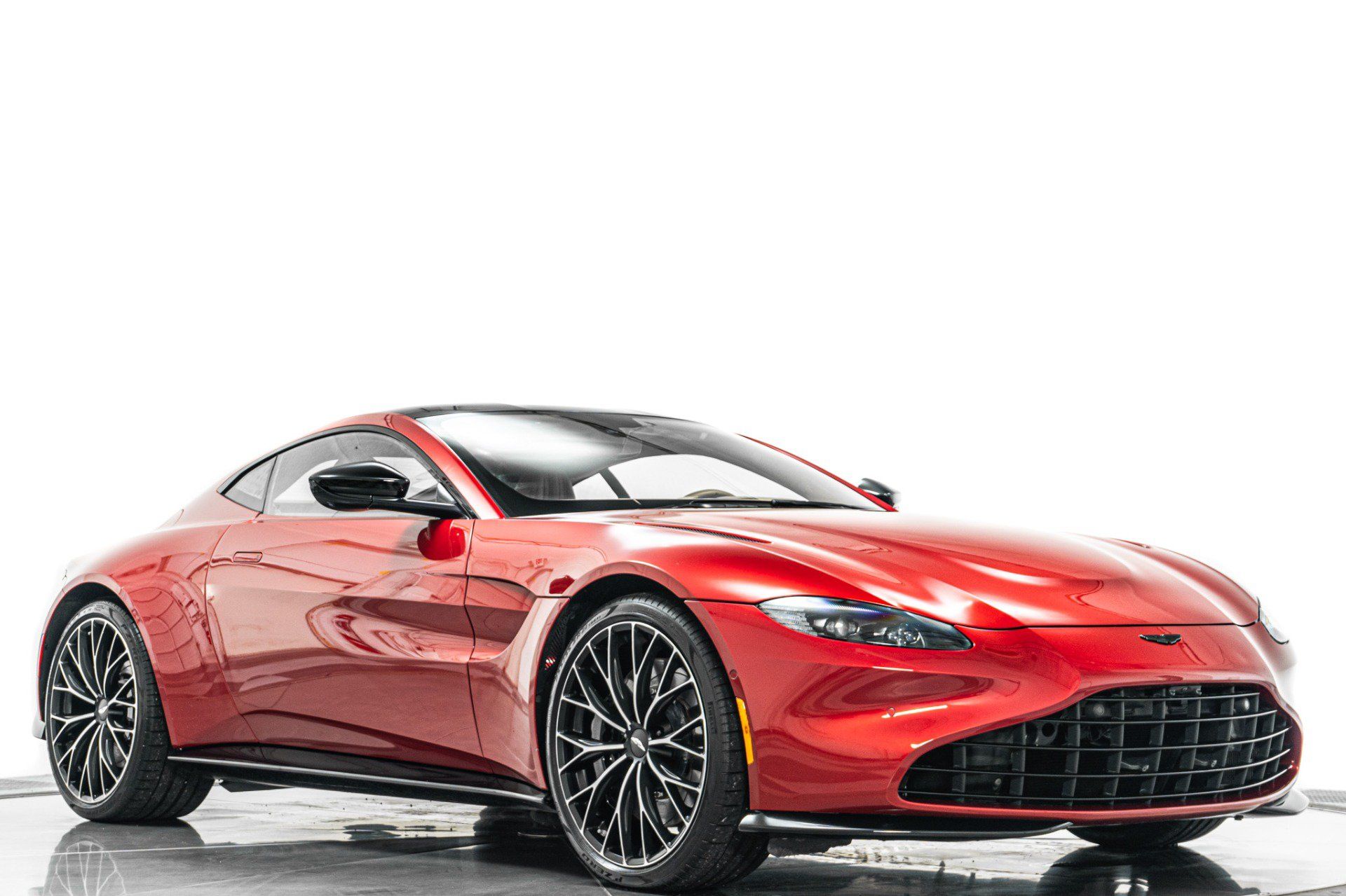 Used 2023 Aston Martin V8 Vantage Coupe RWD image 31