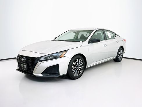 Used 2025 Nissan Altima 2.5 SV FWD image 3