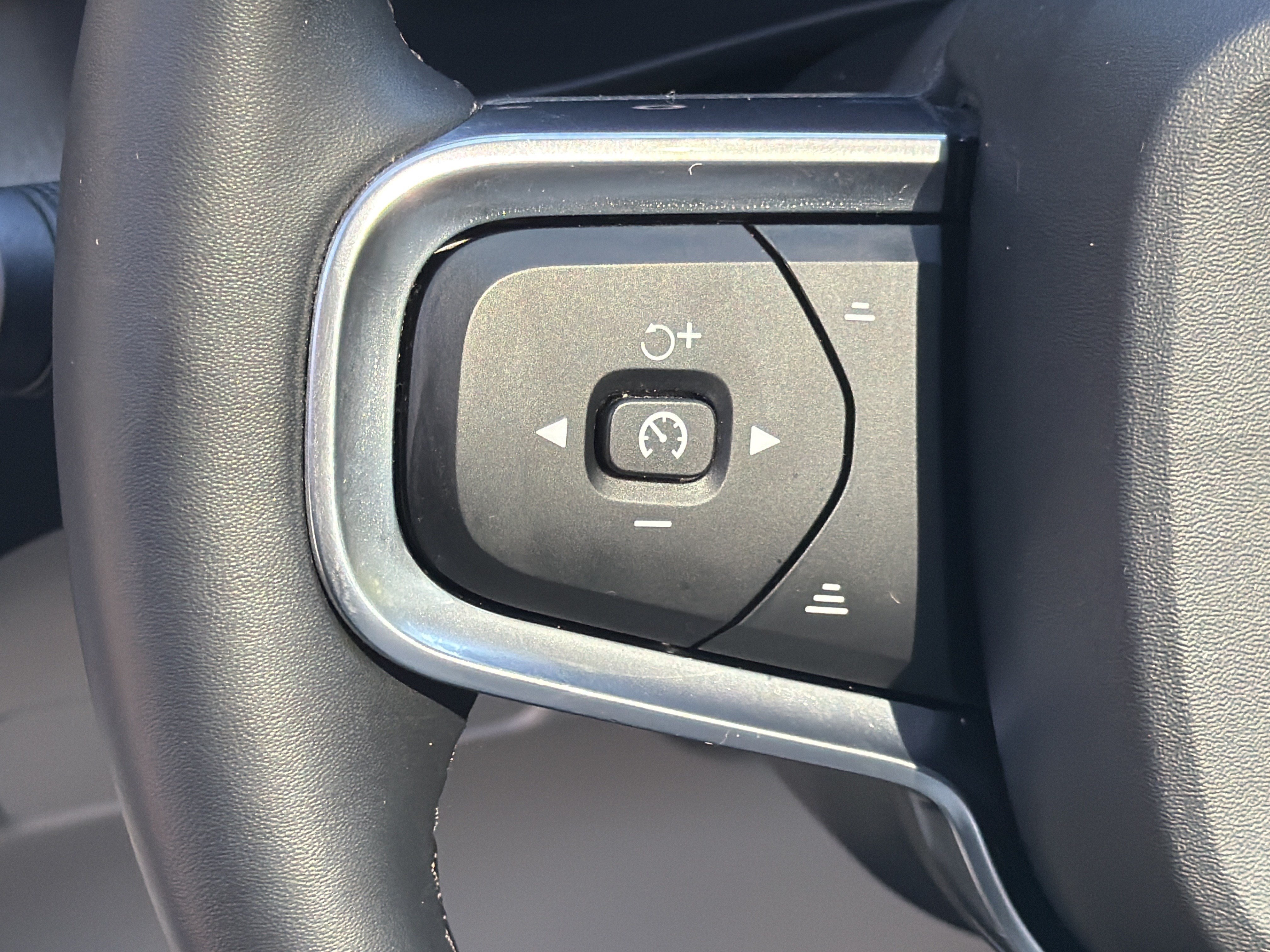 Certified 2024 Volvo XC40 B5 Plus w/ Protection Package Premier AWD/4WD image 19