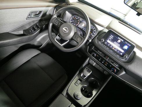 Used 2023 Nissan Rogue S AWD/4WD image 9