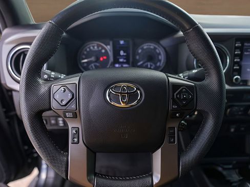 Used 2022 Toyota Tacoma TRD Off-Road AWD/4WD image 12