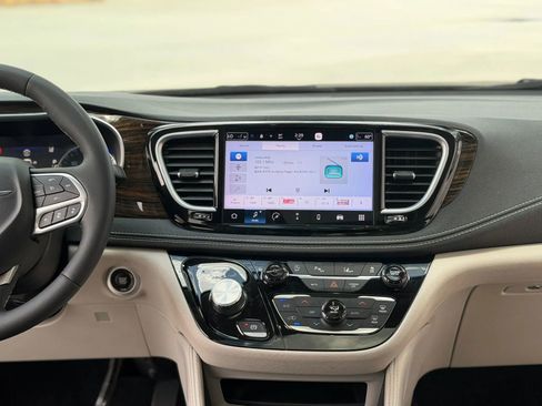 Used 2023 Chrysler Pacifica Limited FWD image 34