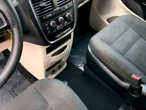 Used 2020 Dodge Grand Caravan SE w/ UConnect Hands-Free Group image 17