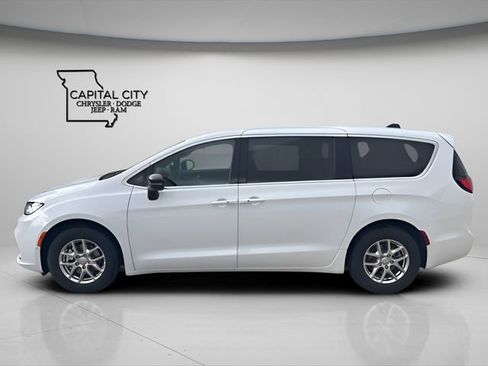 New 2026 Chrysler Pacifica Select image 2