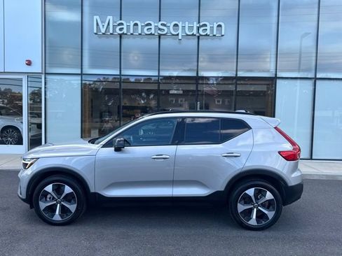 Certified 2025 Volvo XC40 B5 Plus AWD/4WD image 2
