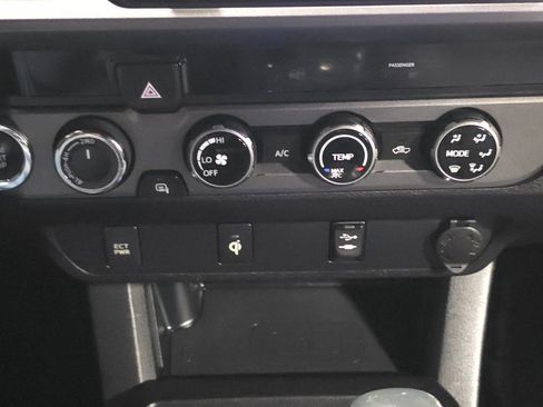 Used 2016 Toyota Tacoma TRD Sport w/ Towing Package image 18