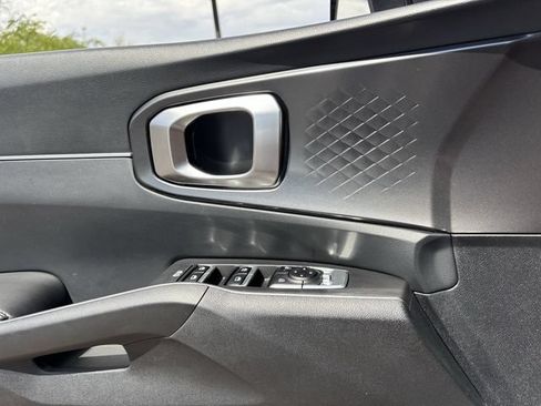Used 2025 Kia Sorento LX FWD image 21