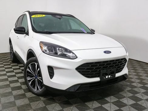 Used 2022 Ford Escape SE w/ SE Sport Appearance Package image 3