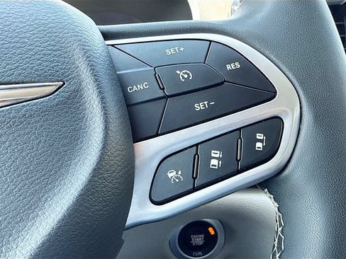 Used 2024 Chrysler Pacifica Touring-L FWD image 38