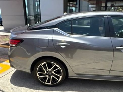 Used 2025 Nissan Sentra SR FWD image 2