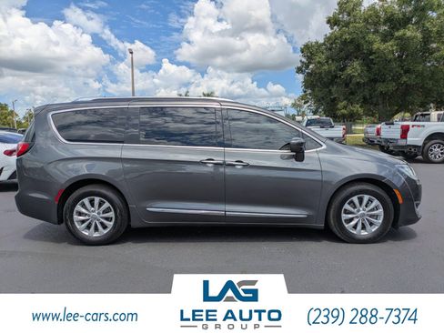 Used 2019 Chrysler Pacifica Touring-L FWD image 2