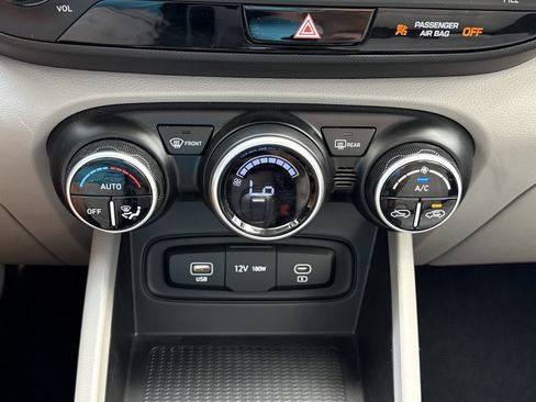 Used 2024 Hyundai Venue SEL FWD image 24