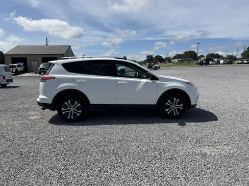 Used 2017 Toyota RAV4 LE FWD image 5