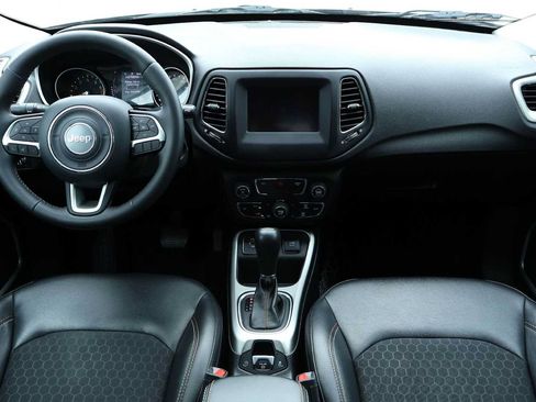 Used 2019 Jeep Compass Latitude FWD image 10