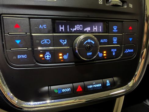 Used 2016 Chrysler Town & Country Touring-L image 47