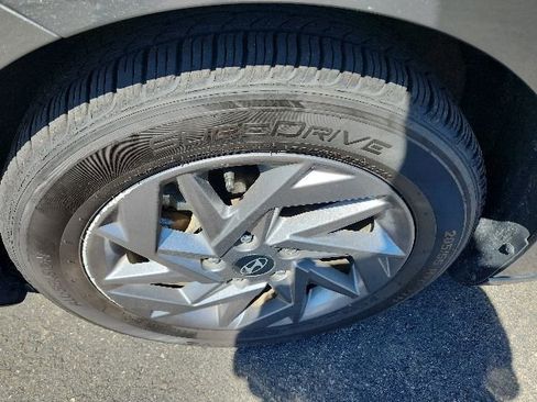Used 2024 Hyundai Elantra SEL FWD image 11