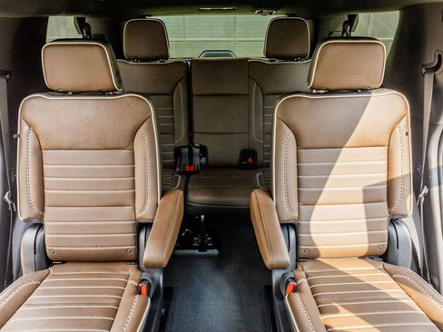 Used 2025 GMC Yukon Denali Ultimate w/ LPO, Floor Liner Package AWD/4WD image 36