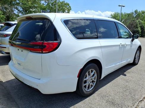 Used 2024 Chrysler Pacifica Touring-L FWD image 5