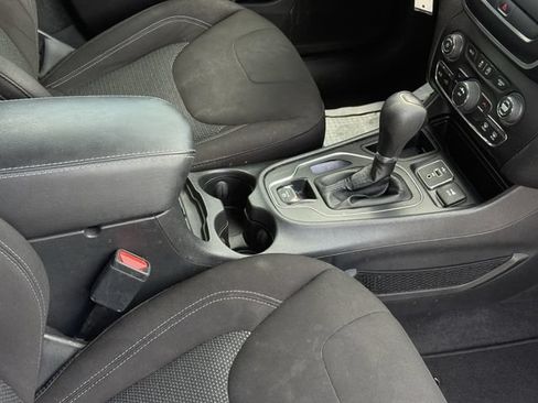 Used 2019 Jeep Cherokee Latitude w/ Popular Appearance Group FWD image 17