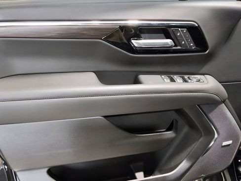 Used 2026 Chevrolet Suburban Z71 w/ Comfort Package image 14