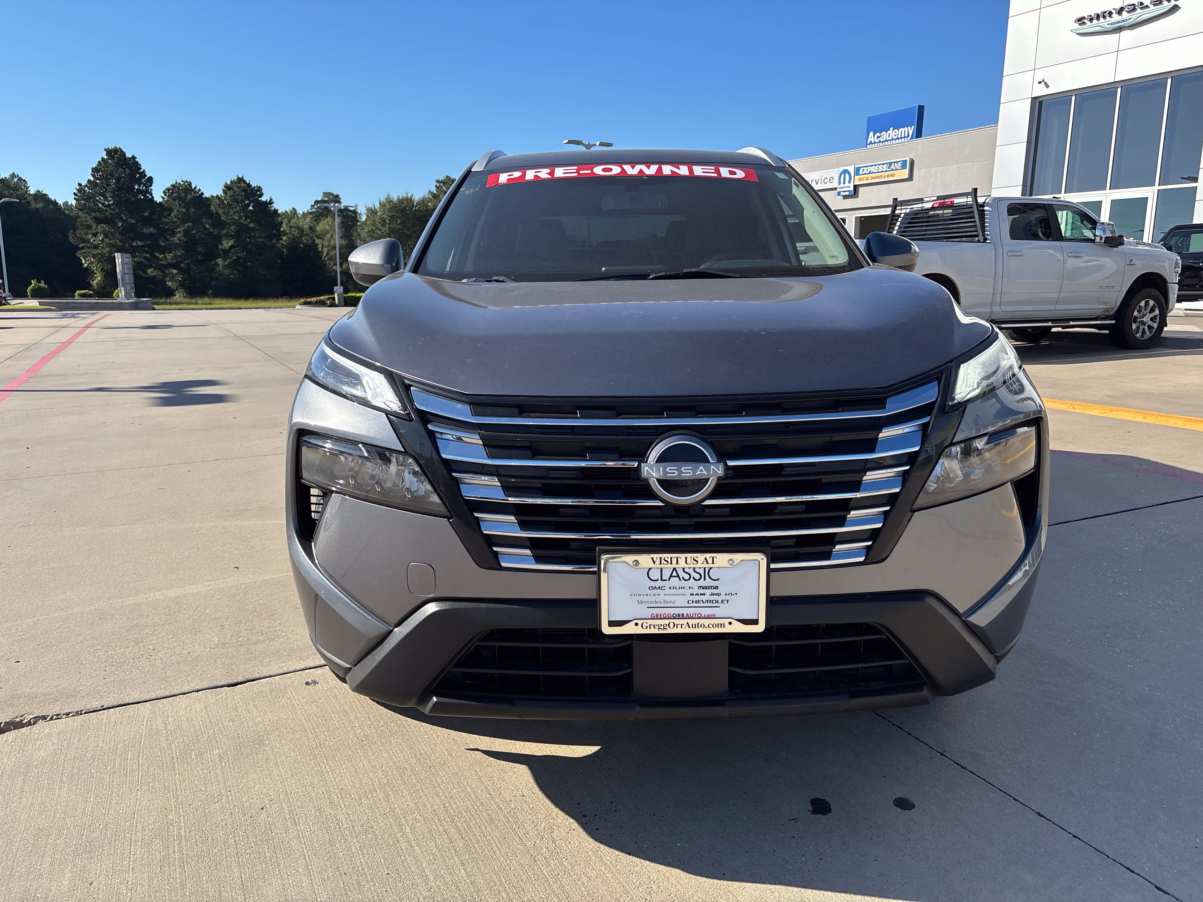 Used 2024 Nissan Rogue SV w/ SV Premium Package FWD image 2