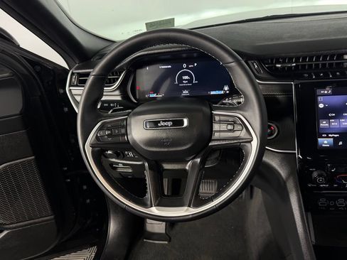 Certified 2025 Jeep Grand Cherokee Altitude AWD/4WD image 14