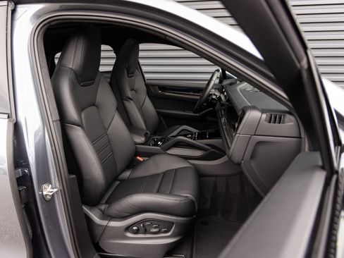 New 2026 Porsche Cayenne GTS AWD/4WD image 34