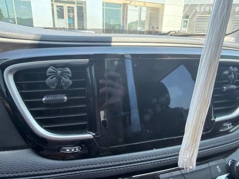 Used 2020 Chrysler Pacifica Limited FWD image 46