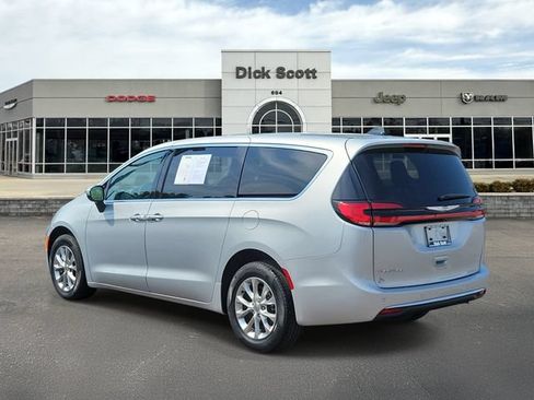 Used 2023 Chrysler Pacifica Touring-L AWD/4WD image 3