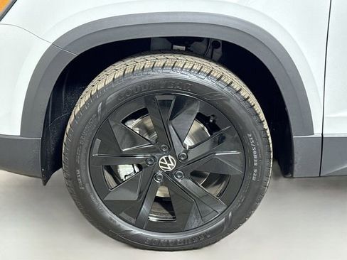 New 2026 Volkswagen Taos SE image 18