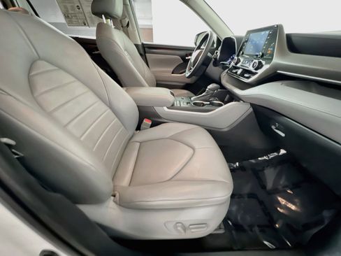 Used 2021 Toyota Highlander XLE FWD image 31