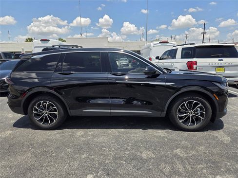Used 2024 Lincoln Nautilus Premier AWD/4WD image 4