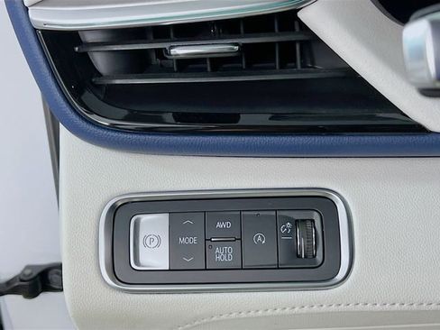 Certified 2025 Buick Enclave Avenir image 9