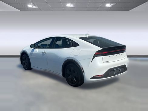Used 2024 Toyota Prius LE image 3