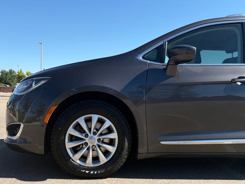 Used 2018 Chrysler Pacifica Touring-L Plus FWD image 11