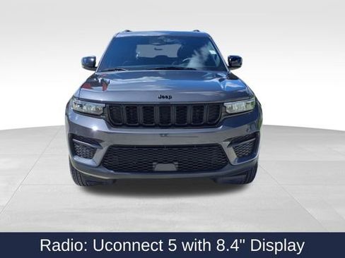 Used 2025 Jeep Grand Cherokee Altitude image 2