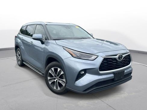 Used 2022 Toyota Highlander XLE FWD image 4