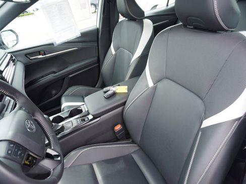 Used 2025 Toyota Camry SE FWD image 21