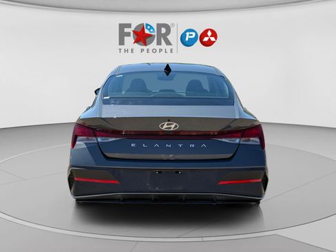 Used 2024 Hyundai Elantra SE image 4