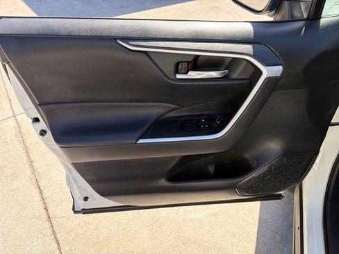Used 2020 Toyota RAV4 XLE w/ Convenience Package FWD image 17