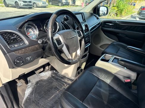 Used 2016 Chrysler Town & Country Touring FWD image 9